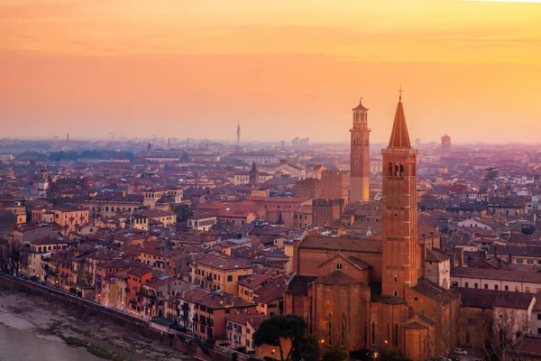 Krásné letecké panorama Verona západ slunce z Castel San Pietro, Benátsko, Itálie — Stock fotografie