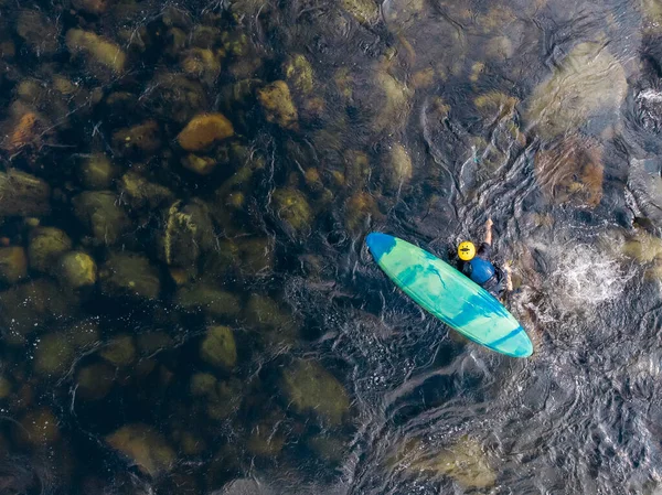 Atleta extremo volcado en kayak en el río de montaña — Foto de Stock