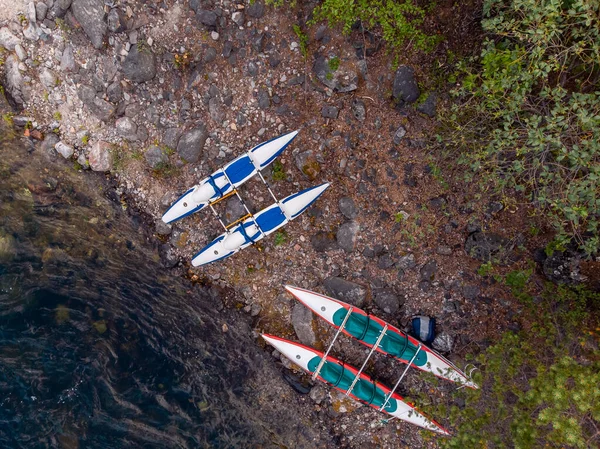 Rafting kayaks on bank of mountain river with rocky shore. Aerial top view — Stock Photo, Image