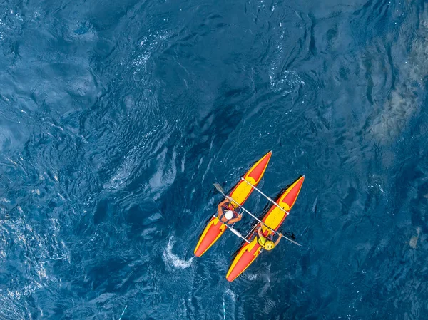 在独木舟上的家伙驾驶着高山河。 白水皮划艇，极限运动漂流。 空中俯瞰 — 图库照片