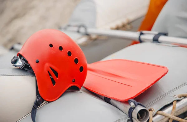 Casco y remo para kayak. Concepto de deporte extremo en el río de montaña —  Fotos de Stock