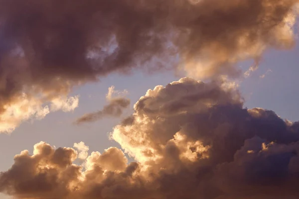 Grandes nuvens ao pôr-do-sol, luz de fundo. Tons de branco a preto — Fotografia de Stock