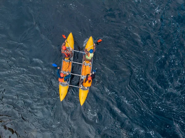 A kajakos fickó a hegyi folyón hajózik. Fehérvízi kajakozás, extrém sport rafting. Légfelülnézet — Stock Fotó