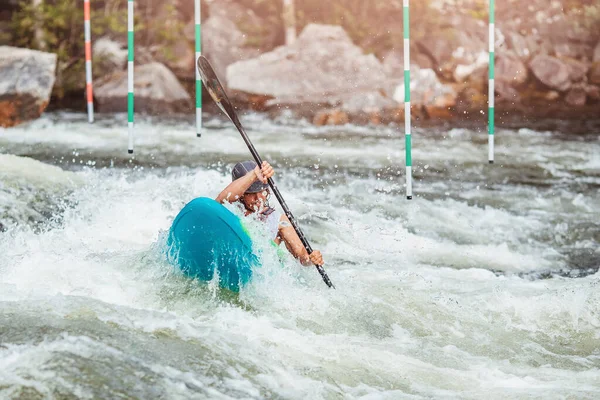 Chlápek na kajaku pluje po řece. Whitewater jízda na kajaku, extrémní sportovní rafting — Stock fotografie