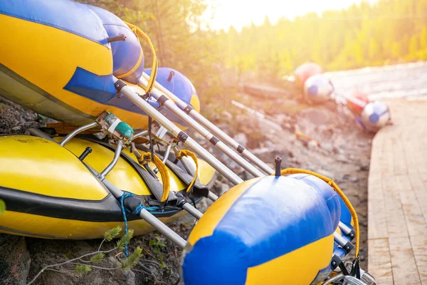 Kayaks de couleur pour le rafting sur la rivière de montagne tropicale — Photo