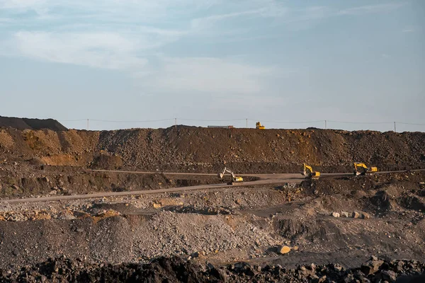 Concetto industria mineraria a cielo aperto. Metafora escavatore giraffa movimento fine giornata lavorativa — Foto Stock