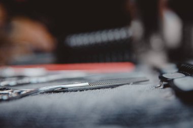 Kuaför aletleri: tarak, jilet, makas saç makası.