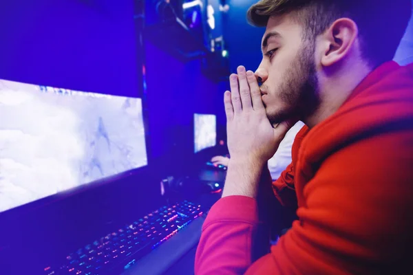 Streamer νεαρός επαγγελματίας παίκτης βίντεο λυπάται ηττημένος παίζοντας online παιχνίδια υπολογιστή, νέον χρώμα — Φωτογραφία Αρχείου