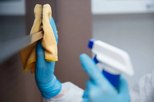 Traitement de la désinfection des locaux de l'appartement du virus coronavirus et des bactéries, entreprise de nettoyage nettoie la télévision — Photo