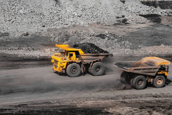 Grote gele mijnbouw truck voor steenkool verplaatsen. Open mijnbouw — Stockfoto
