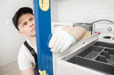 Mutfak tesisatçısı. Mobilya montajı yapan işçi yüzey seviyesini belirledi