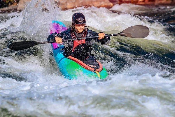 El tipo en kayak navega río de montaña. Kayak de aguas bravas, rafting deportivo extremo — Foto de Stock