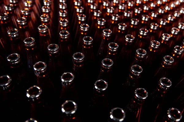 Taşıyıcı üzerinde siyah cam şişelerin üretimi — Stok fotoğraf
