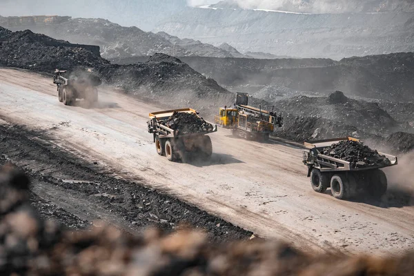 Transporte de carbón de camión minero amarillo grande. Industria minera a cielo abierto — Foto de Stock