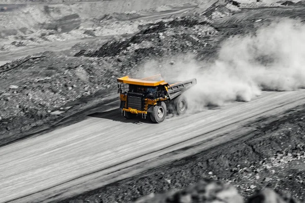 Tagebau. Gelber Förderwagen für den Kohleumzug zu Baggerladungen — Stockfoto