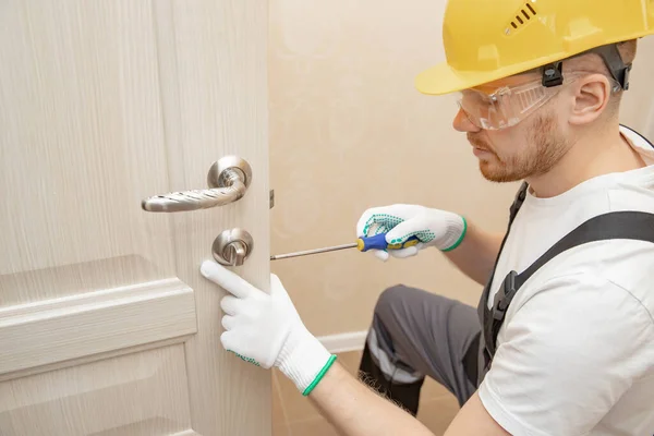 Masculino carpinteiro madeira porta instalação trabalho aperta bloqueio — Fotografia de Stock