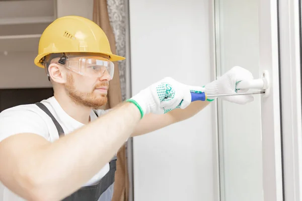 Trabalhador na instalação de plástico branco upvc janela na casa — Fotografia de Stock