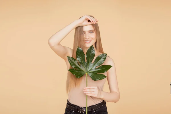 Mujer retrato con hoja verde natural, modelo rubia con la cara de piel clara. Concepto Moda flora belleza —  Fotos de Stock