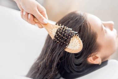 Kadınlar için tarak güzellik kaplıcasında profesyonel saç yapısı bakımı