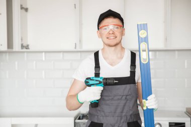 Mutfak kurulumu, kapı onarımı mobilya montajı beyaz oymalı dolap önü