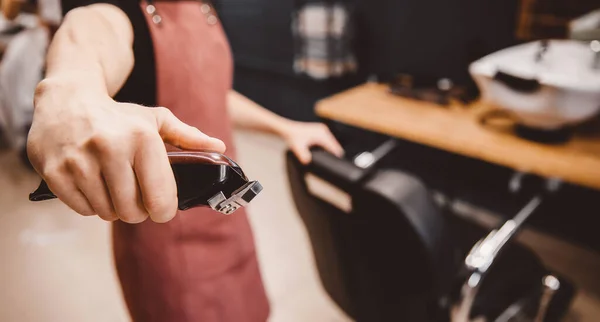 Barbershop braun retro für Männer, Barber hält Haarschneidemaschine in modernen — Stockfoto