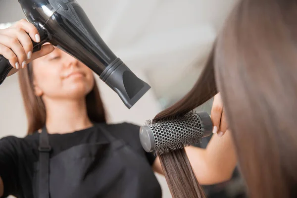 Close-up de secador de cabelo, conceito corte salão, estilista feminino — Fotografia de Stock