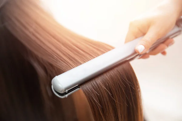 Concepto de laminación, levantamiento. Pila de recuperación de queratina para el cabello y el tratamiento de proteínas con herramienta de hierro ultrasónico profesional — Foto de Stock