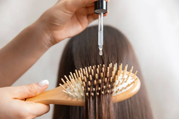 Tratamiento de cabello de aceite para mujer. Concepto peluquería salón de spa — Foto de Stock