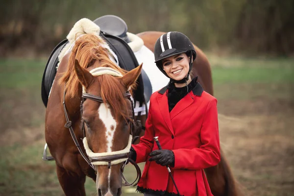 Portrait cavalier femme Jockey avec cheval brun, concept publicité école de club équestre — Photo