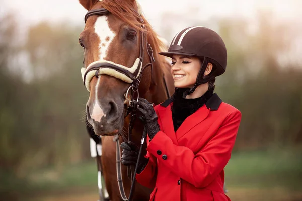 Πορτρέτο Jockey γυναίκα αναβάτη με καφέ άλογο, έννοια διαφήμιση ιππικό σύλλογο σχολείο — Φωτογραφία Αρχείου