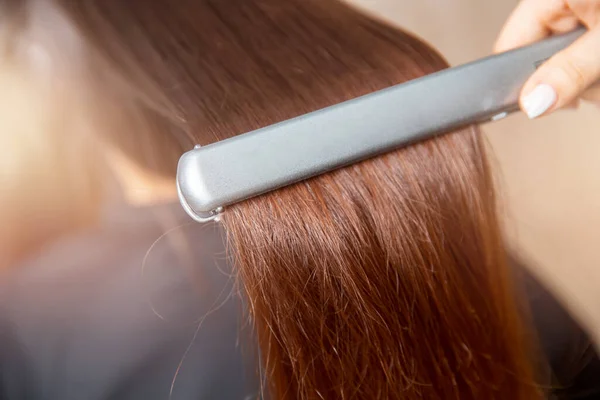 Concepto enderezar spa. Pila de recuperación de queratina para el cabello y el tratamiento de proteínas con herramienta de hierro ultrasónico profesional — Foto de Stock