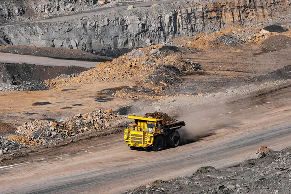 Duży żółty ciężarówka górnicza transportu rudy złota. Otwarty przemysł kopalni pit — Zdjęcie stockowe