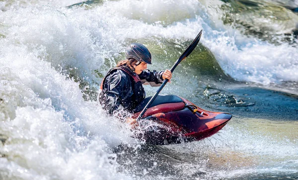 El tipo en kayak navega río de montaña. Kayak de aguas bravas, rafting deportivo extremo — Foto de Stock