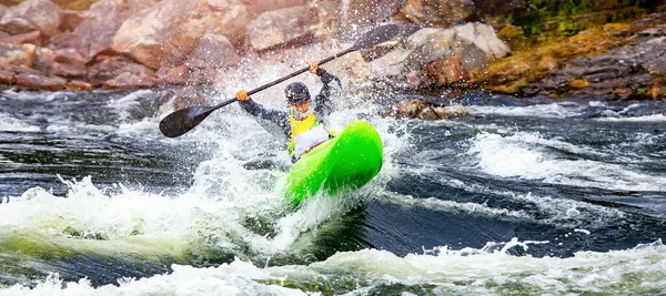 Baner Whitewater spływy kajakowe, ekstremalne rafting sportowy. Facet w kajaku płynie górską rzeką. — Zdjęcie stockowe