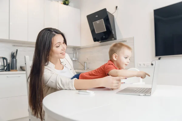 Žena a syn mají webový videohovor se šťastnou rodinou na počítači doma. Koncept komunikace lidí — Stock fotografie
