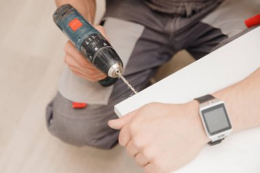 Mutfak kurulumu, aletli işçi mobilyası montajı