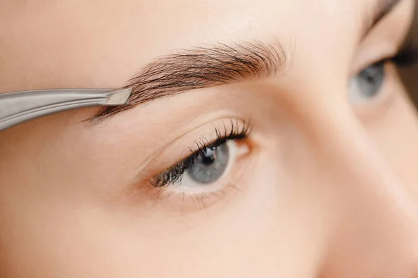 Brow correction master tweezers depilation of eyebrow hair in women — Stock Photo, Image