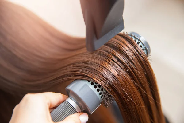 Close-up de secador de cabelo, conceito corte salão, estilista feminino — Fotografia de Stock