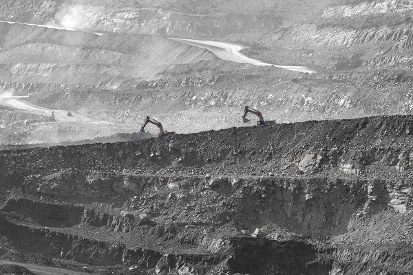 Concetto industria mineraria a cielo aperto. Metafora escavatore giraffa movimento fine giornata lavorativa — Foto Stock