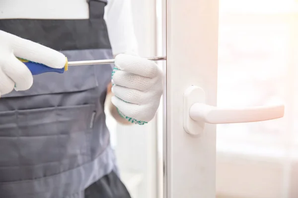 노동자는 플라스틱 창문과 문에 이중 유약을 입힌 흰색을 설치 한다 — 스톡 사진