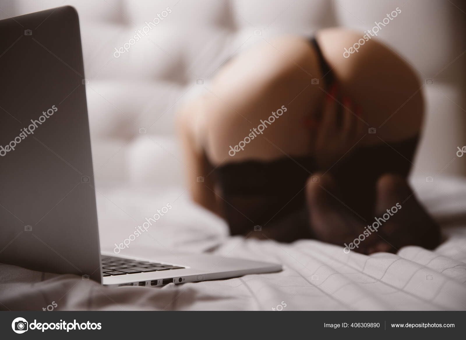 Jovem mulher bonita em roupa interior preta assiste vídeo erótico adulto e  acaricia-se. Conceito Webcam Internet modelo de sexo virtual — Foto ©  ParStud 406309890