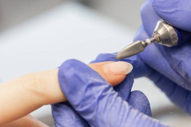 Tırnak cilası için otomatik elektrikli matkap sökücü.