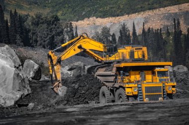 Açık maden endüstrisi. Kömür için sarı maden kamyonu kazıcı yüklerine taşınıyor