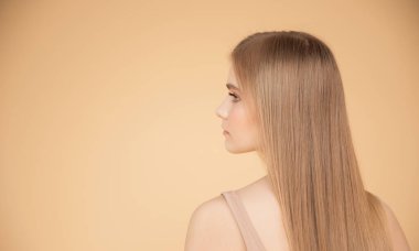 Hasta, kesik, pürüzsüz saç bakım keratini uçları. Tedavi öncesi ve sonrası