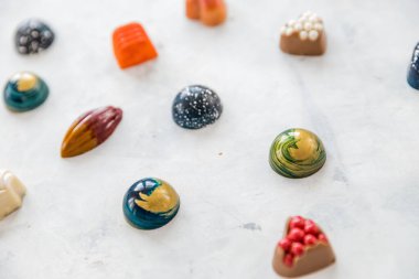 Çeşitli renklerde Belçika çikolatalı şekerleri. Üst görünüm kopyalama alanı