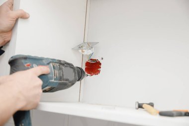 Priz prizi evde çalışan elektrikçi tamircisi yükledi