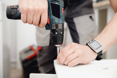 Mutfak dolabının kapı menteşesi ayarlaması ve kurulumu