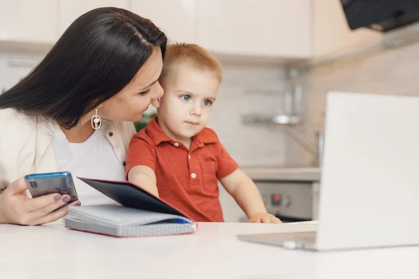 Bizneswoman matka kobieta z małym dzieckiem syn pracuje online komputer domowe biuro — Zdjęcie stockowe