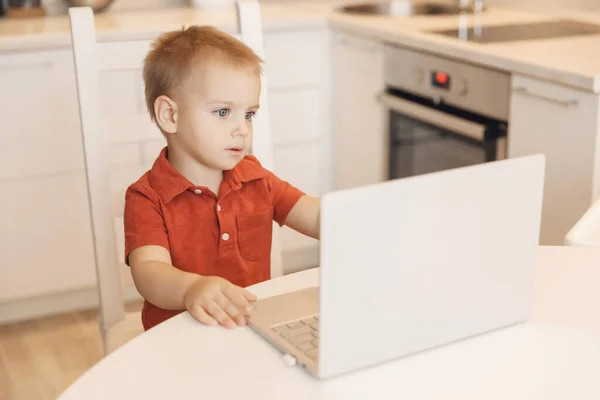 La educación en línea de los niños en cuarentena, niño aprende a través de chat de vídeo. Concepto de visualización de dibujos animados o videoblog — Foto de Stock