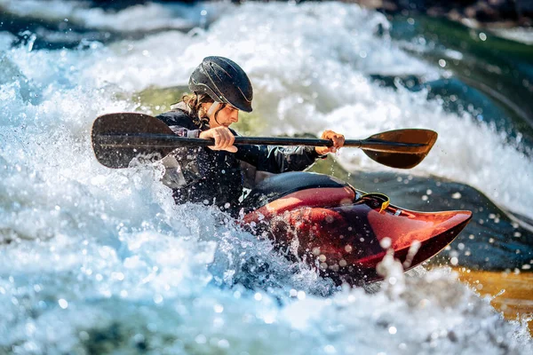 Zászlós fehérvízi kajakozás, extrém sportrafting. A kajakos fickó a hegyi folyón hajózik. — Stock Fotó